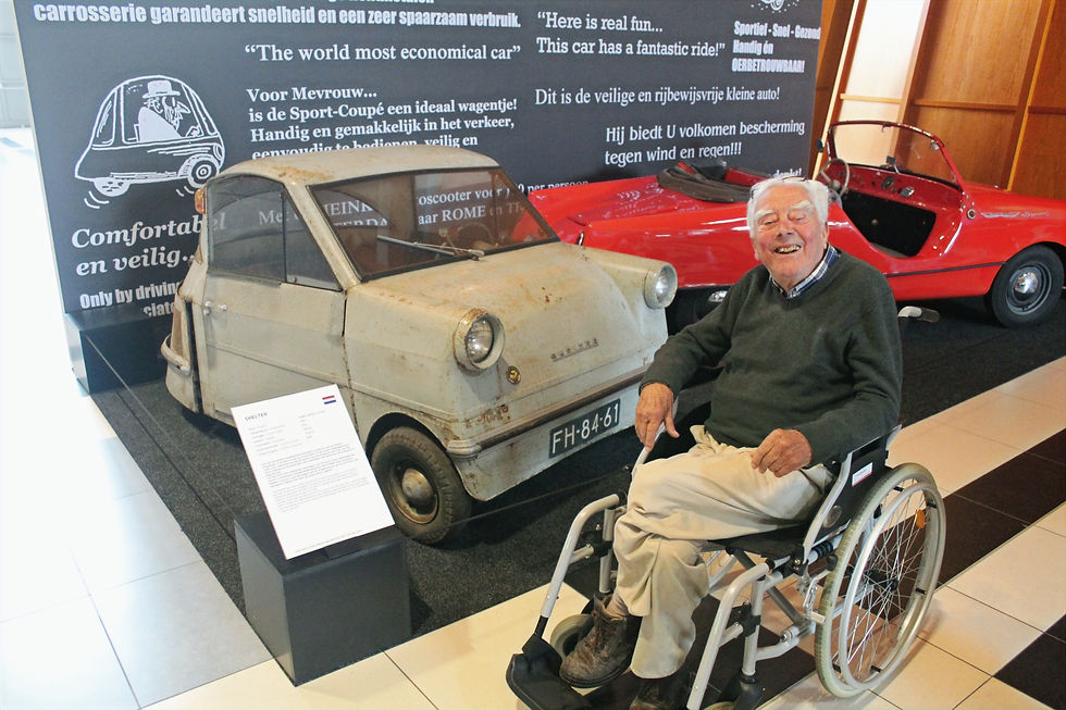 Arnold van der Goot junt a la seua creació, el Shelter de 1958