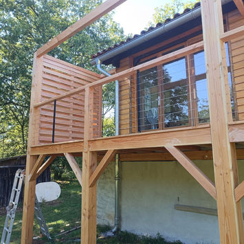 Détail des poteaux, poutres et jambes de force soutenant la terrasse surélevée