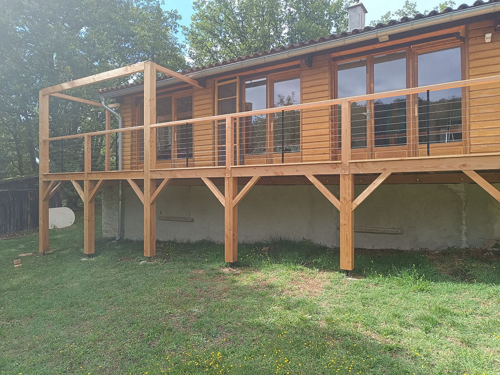 Terrasse en bois sur pilotis avec rambarde réalisée à Vaour dans le Tarn