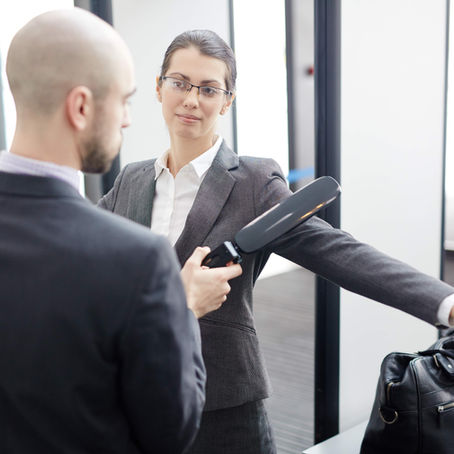 Como deve ser feita a revista de pessoas?