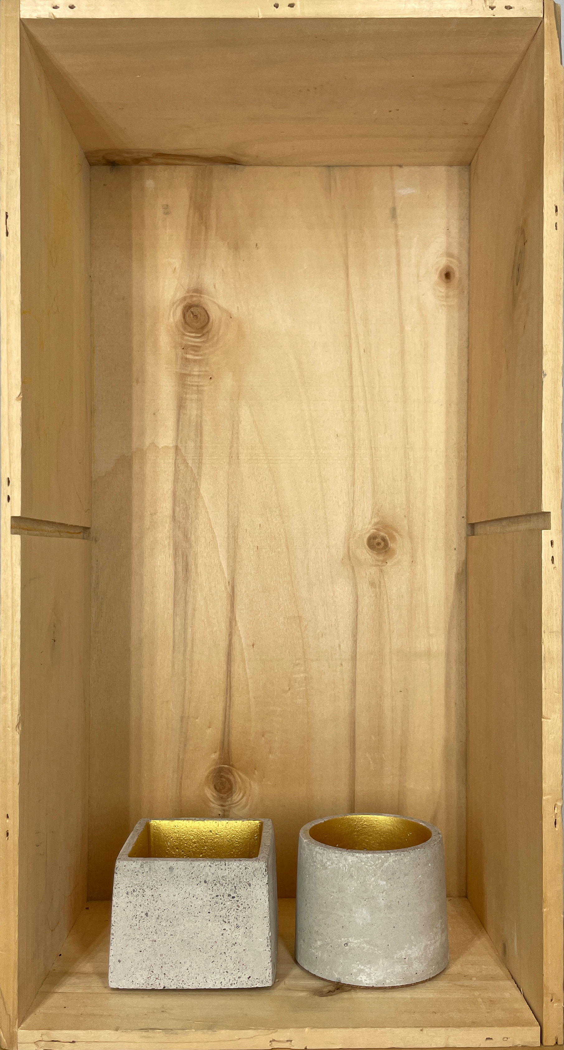 Innenansicht einer hellen Holzkiste mit sichtbaren Holzmaserungen und Details.