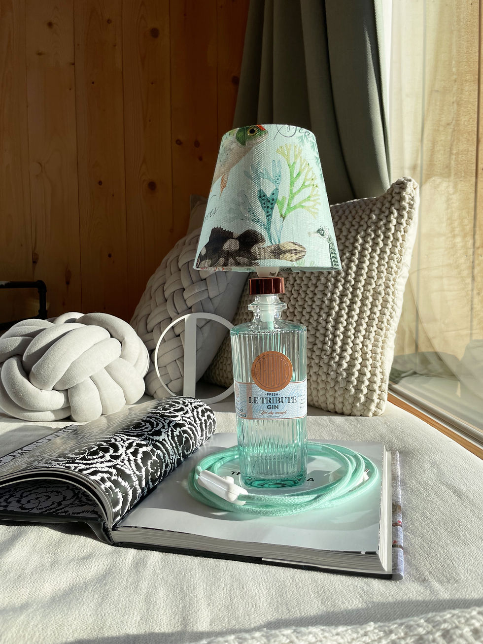 Kreative Tischlampe auf Fensterbank, mit Leuchtmittel und dekorativer Gestaltung.