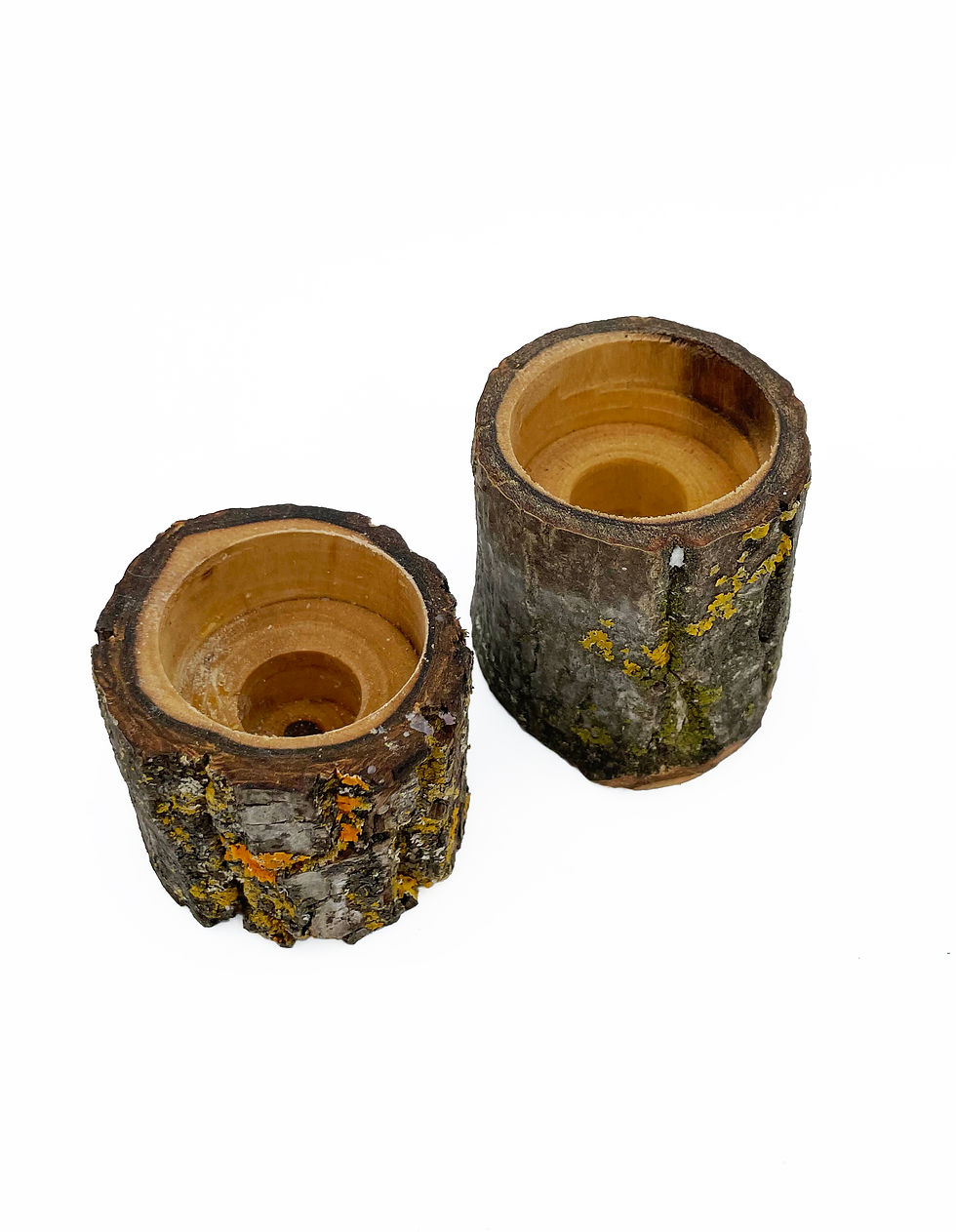Miniaturbild: Zwei natürliche Holzkerzenhalter mit Ästen auf weißem Hintergrund, Beton Untersetzer Gr. S&M.
