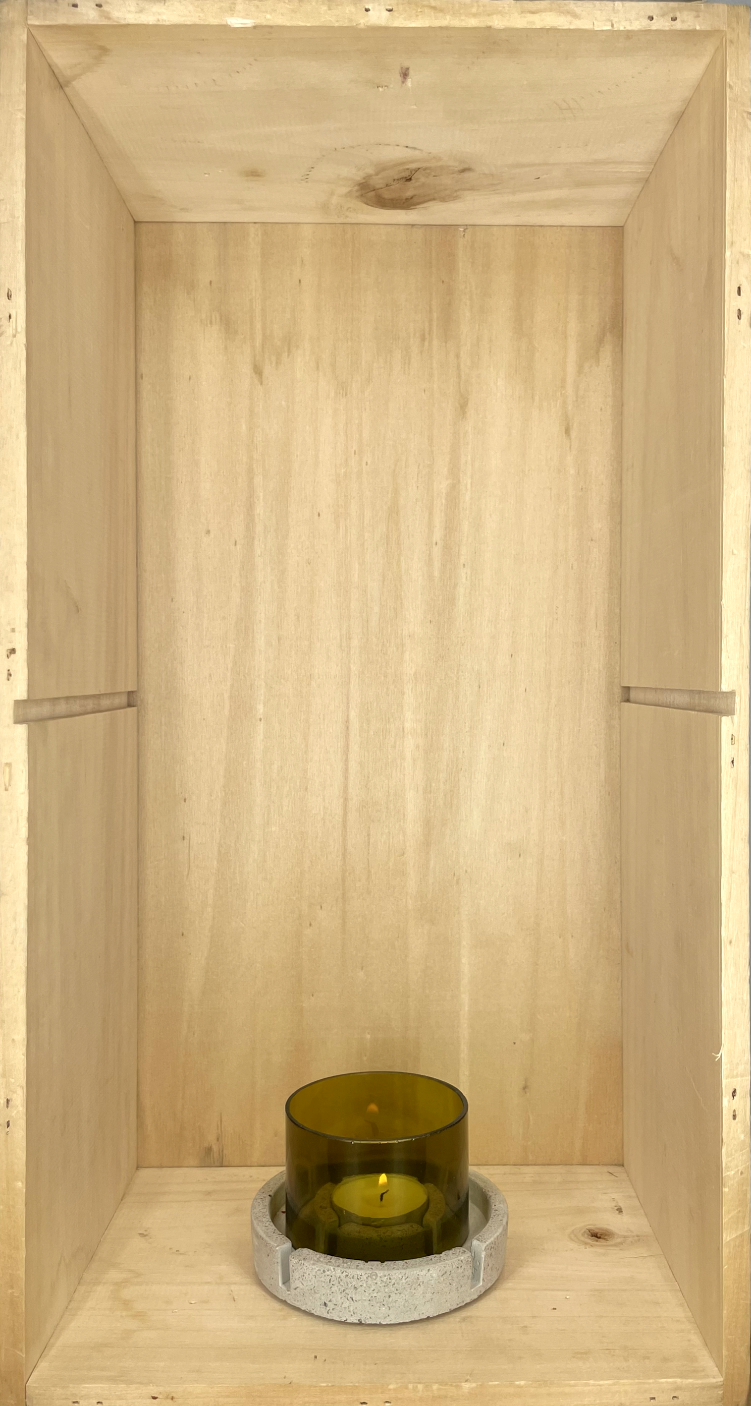 Innenansicht einer leeren Holzkiste mit heller Holzmaserung als Hintergrund.