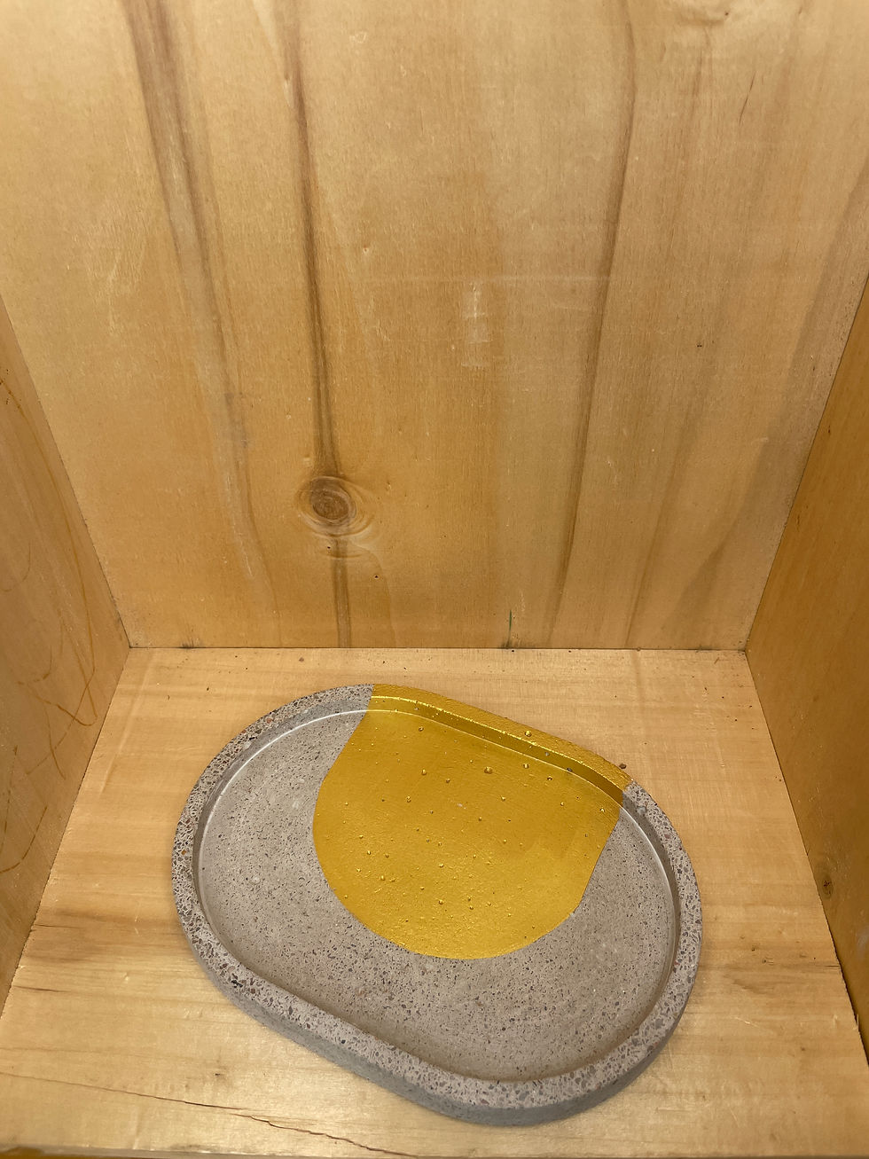 Miniaturbild: Grauer Untersetzer mit gelben Elementen, Innenraum mit Holzverkleidung, Beton Untersetzer Gr.M.