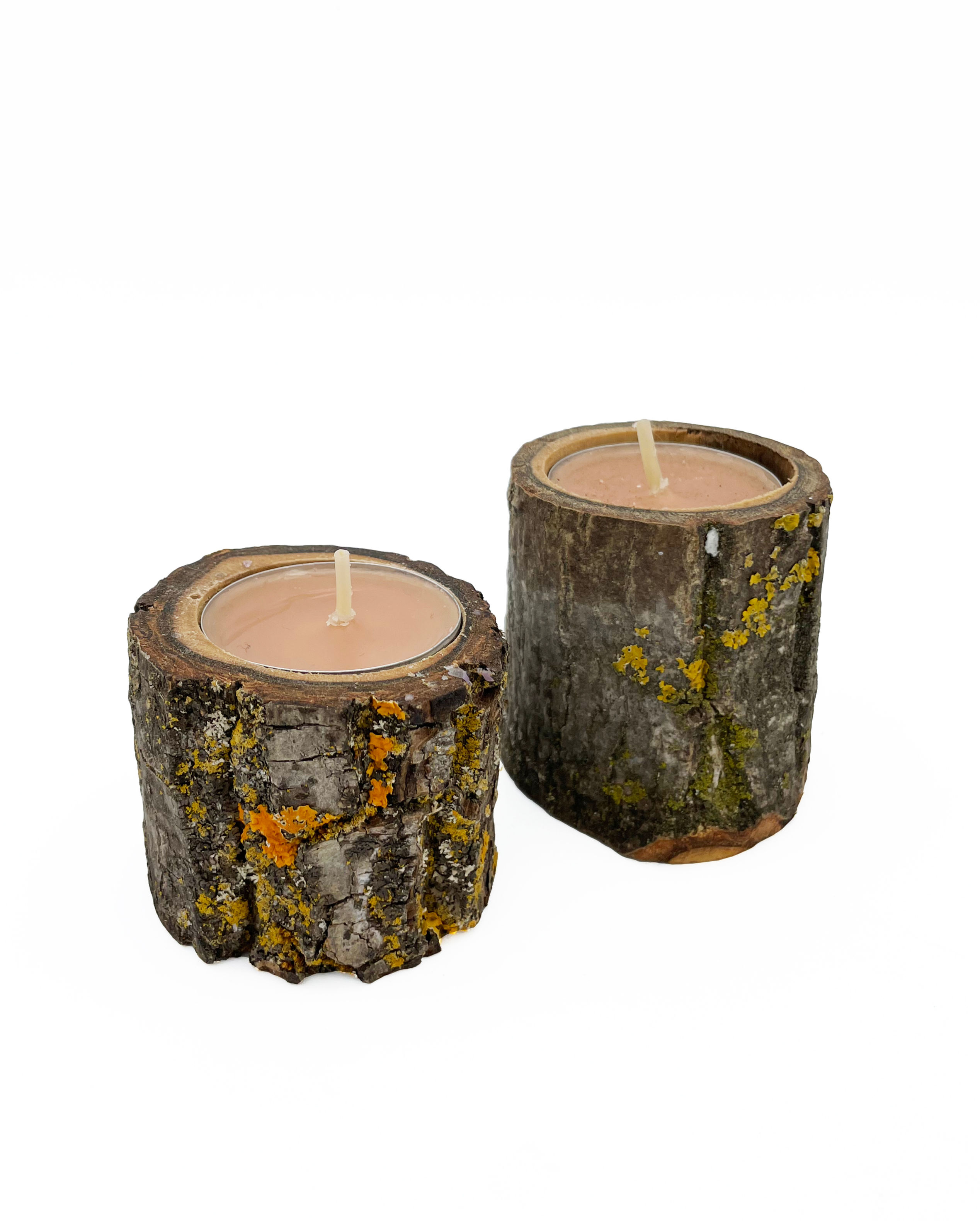 Zwei Kerzenhalter aus Holz mit Kerzen, Details im Hintergrund.