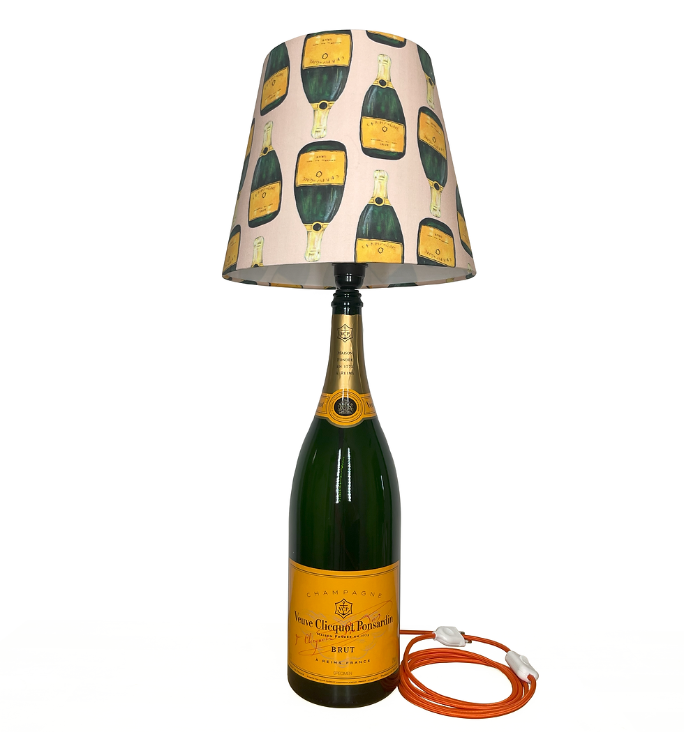 Miniaturbild: Champagnerflasche als Lampe mit Lampenschirm, orangefarbenes Kabel, weißer Hintergrund.