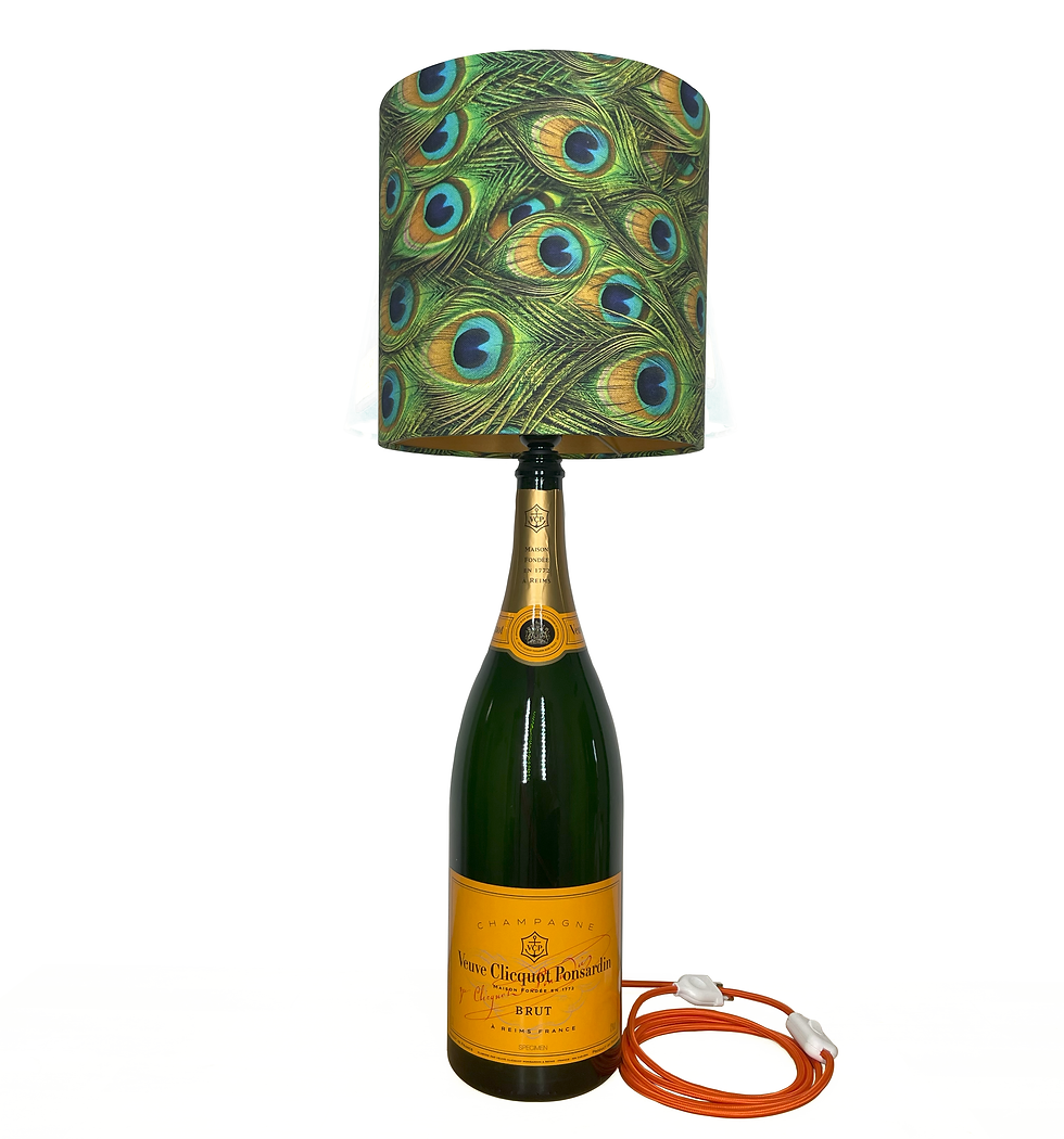 Miniaturbild: Eine dekorative Tischlampe mit Pfauenfedern-Schirm und Champagnerflasche als Basis.