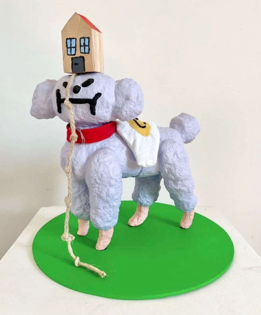 Miniature d'un dispositif de maison mobile transportable en collaboration avec un chien croisé caniche - ©Julie Marchal & Mathilde Barrionuevo