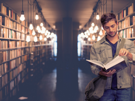 Estudante bolsista cobrado por faculdade deve ser indenizado