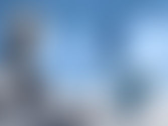 Robot analizando datos digitales como metáfora de autoridad y reputación en IA.