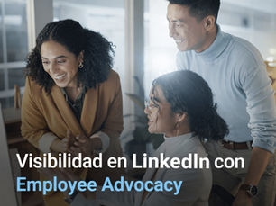 Equipo mirando pantalla en oficina, asociado a visibilidad en LinkedIn con Employee Advocacy