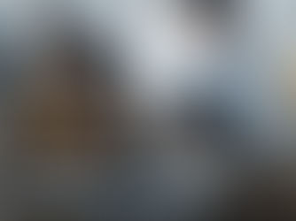 Equipo mirando pantalla en oficina, asociado a visibilidad en LinkedIn con Employee Advocacy