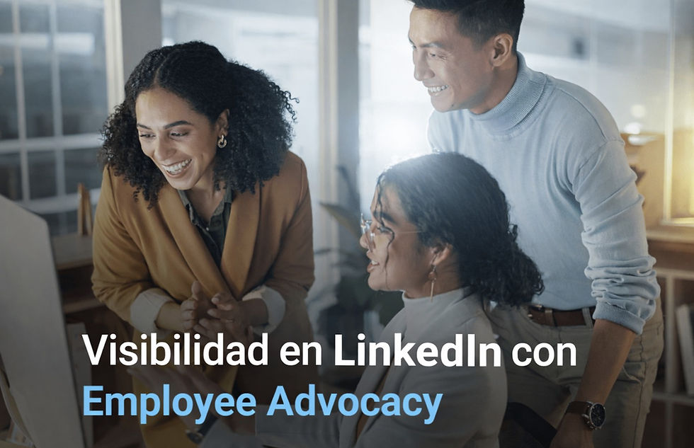 Equipo mirando pantalla en oficina, asociado a visibilidad en LinkedIn con Employee Advocacy