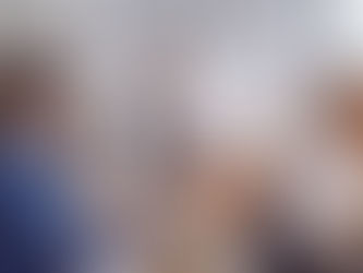 Reunión corporativa analizando estrategia de LinkedIn employee advocacy en equipo.