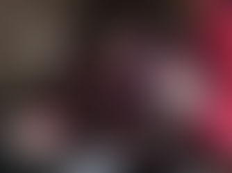 Estrategia digital y canales conectados en una interfaz sobre notebook, mapa de marketing y métricas de negocio