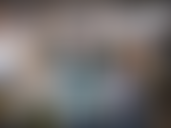 Colaboradores mostrando tarjetas de embajadores de marca en Linkedln employee advocacy.