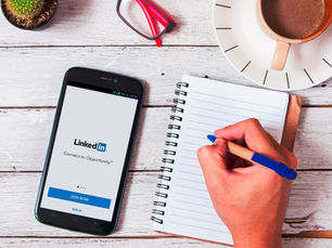 Persona utilizando LinkedIn desde el móvil como canal de posicionamiento profesional