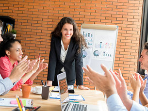 equipo participando en programas de liderazgo durante sesión de capacitación empresarial