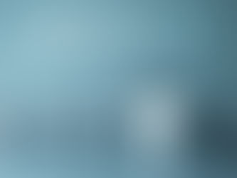 Ilustración sobre Employee Advocacy e IA con figura destacada bajo una lupa