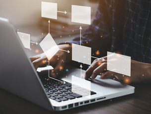 Persona trabajando en laptop con flujo visual de procesos de estrategia digital