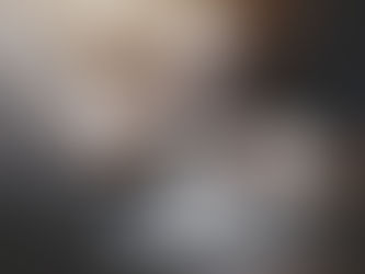 Persona trabajando en laptop con flujo visual de procesos de estrategia digital