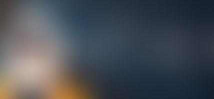 Equipo trabajando en Estrategia digital con paneles de marketing, SEO, datos y performance sobre mesa