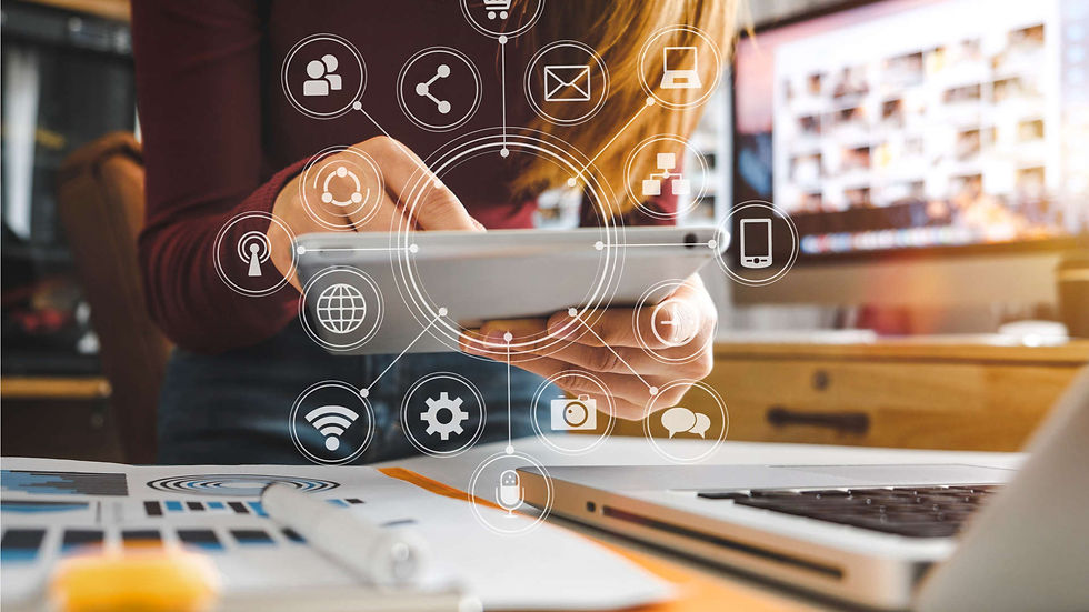 Tablet con íconos de canales, concepto de Estrategia digital y optimización de canales digitales.