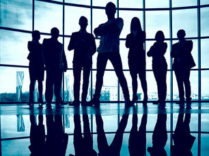 Equipo de profesionales en silueta representando liderazgo organizacional y desarrollo de liderazgo