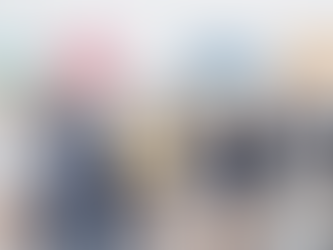 Profesionales sosteniendo carteles de Brand, Employee Influencers y Organic Reach, concepto de advocacy.