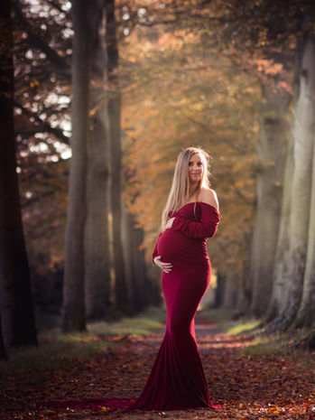 zwangerschapsshoot in het bos tijdens de herfst. zwangere buik. 30 weken zwanger