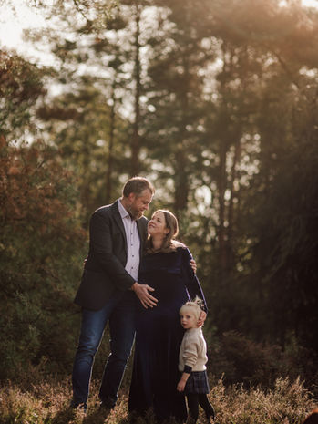 zwangerschapsshoot fotoshoot in het bos in antwerpen met zwangere buik 30 weken zwanger. zwangerschap. in verwachting van een baby. fotoshoot duffel kontich
