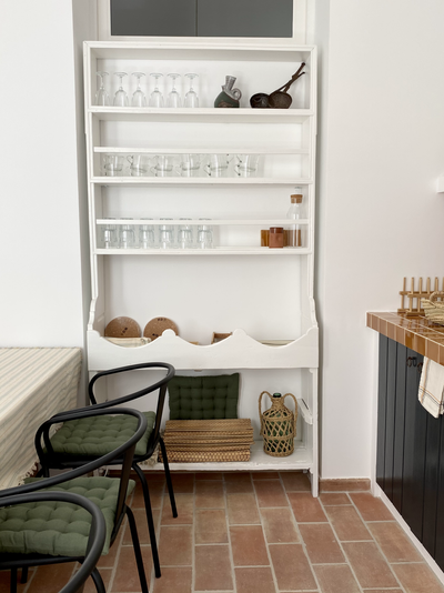 ktichen shvles copy.jpeg