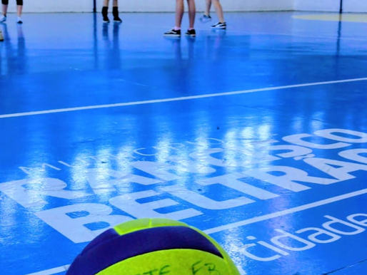 Com aulas gratuitas, escolinhas de vôlei atendem crianças e adolescentes de Beltrão