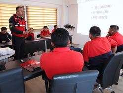 Bomberos de Riobamba brindan capacitaciones