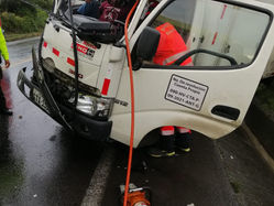 Bomberos rescataron a individuo atrapado en un accidente