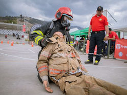 Bomberos participan en competencia de “Destrezas bomberiles”