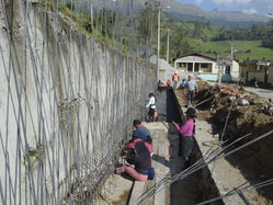 Muros de contención en El Guzo de Quimiag registra un avance del 30% de ejecución
