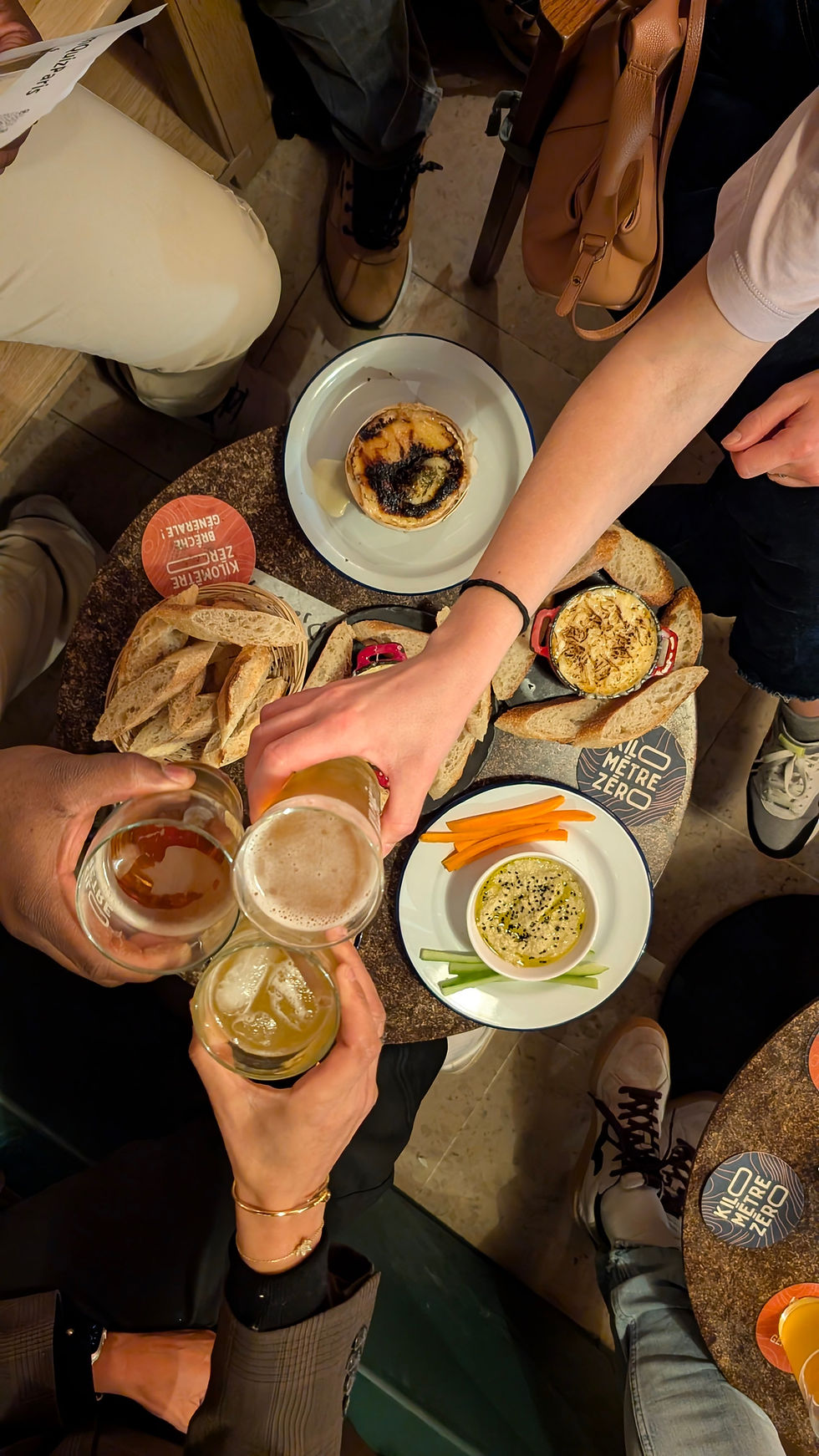 Moment de partage avec tapas et bières maisons au KM0