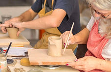 _10x_Delle-persone-mentre-stanno-creando-oggetti-unici-in-argilla-durante-il-workshop-a-Mi