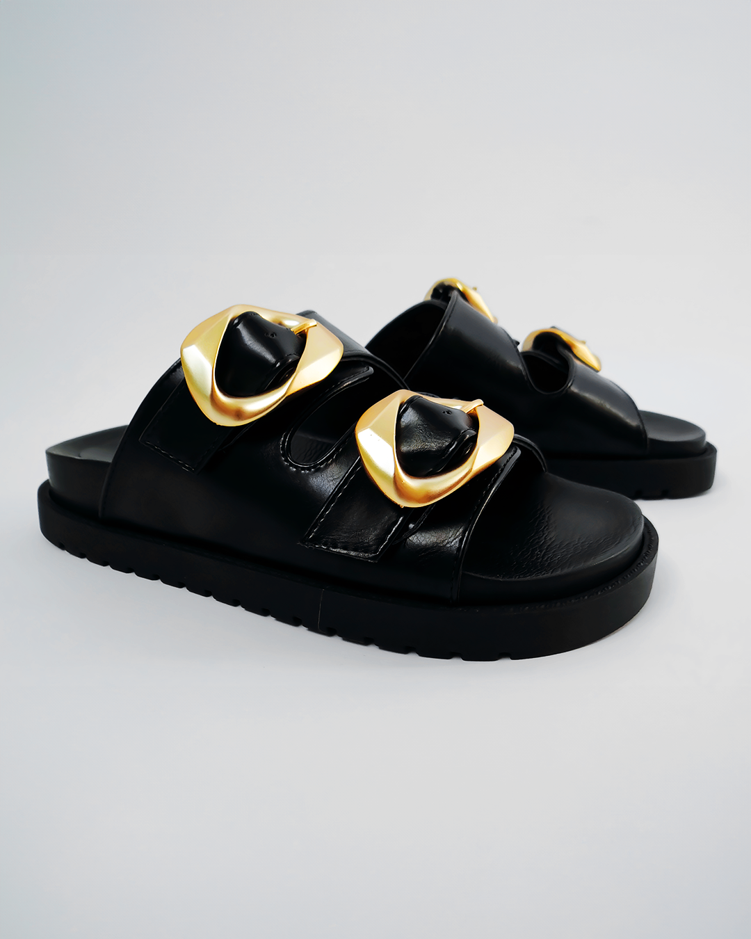 Sandália flat com fivela