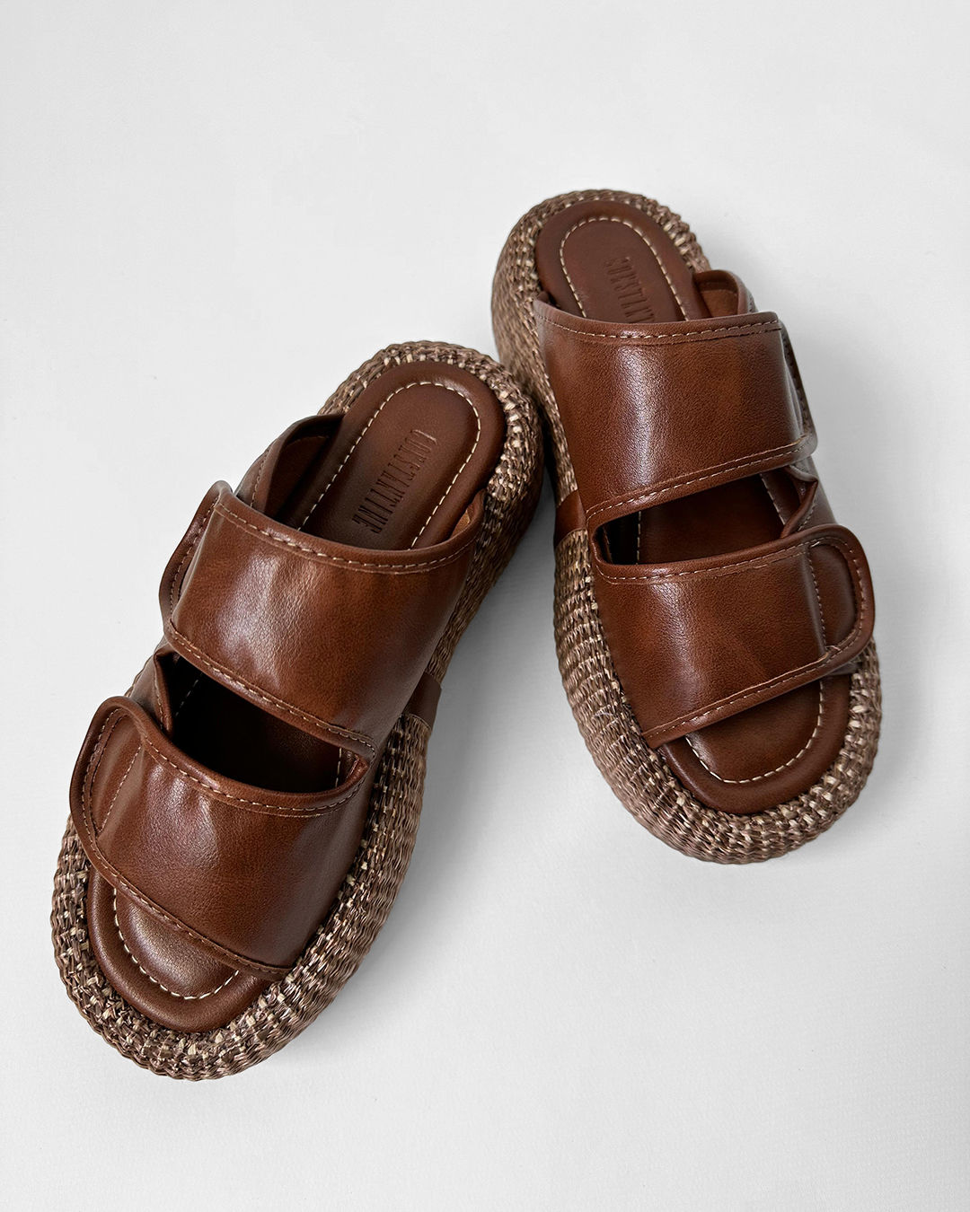 Sandália flat com trama