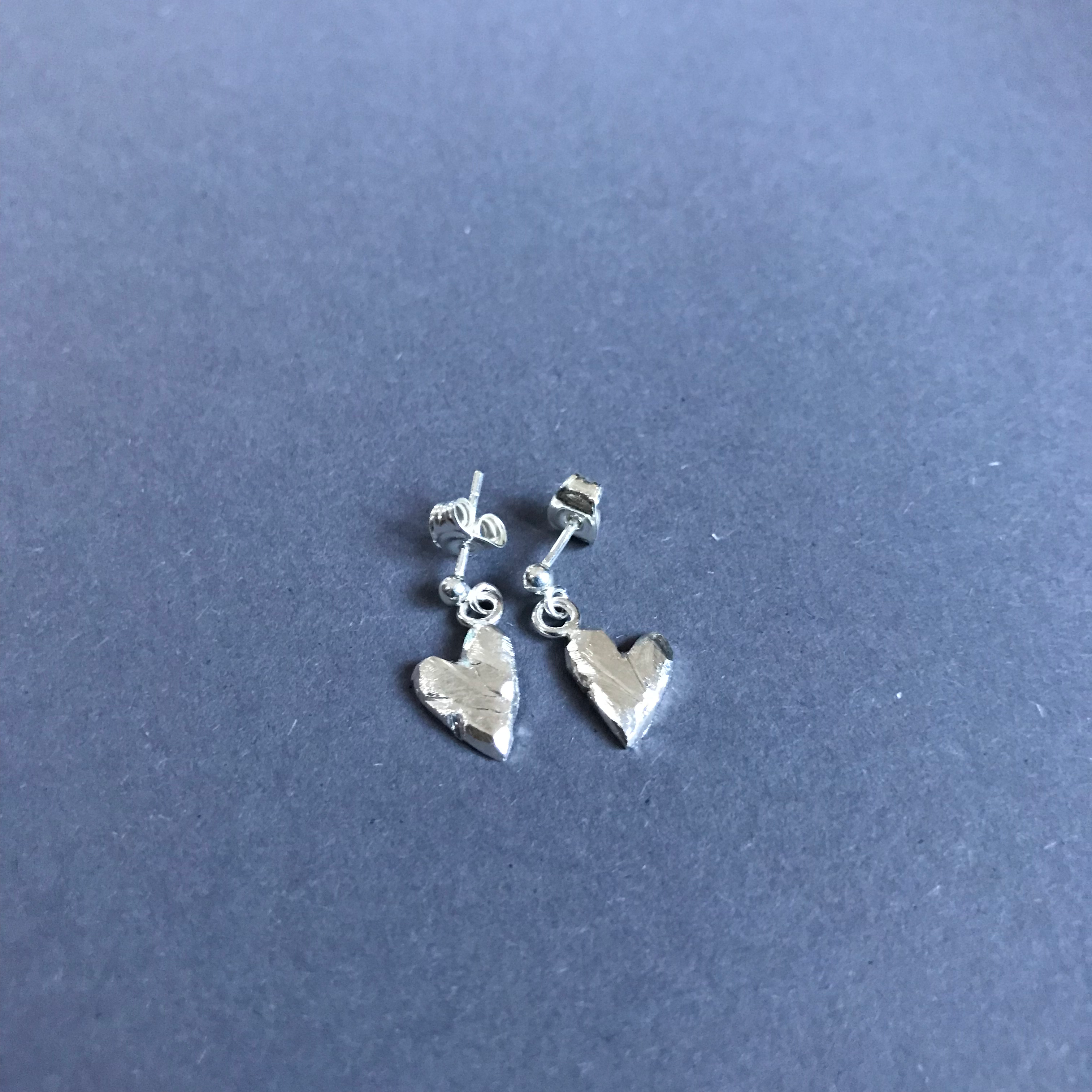 Love is love. Örhängen med stift.