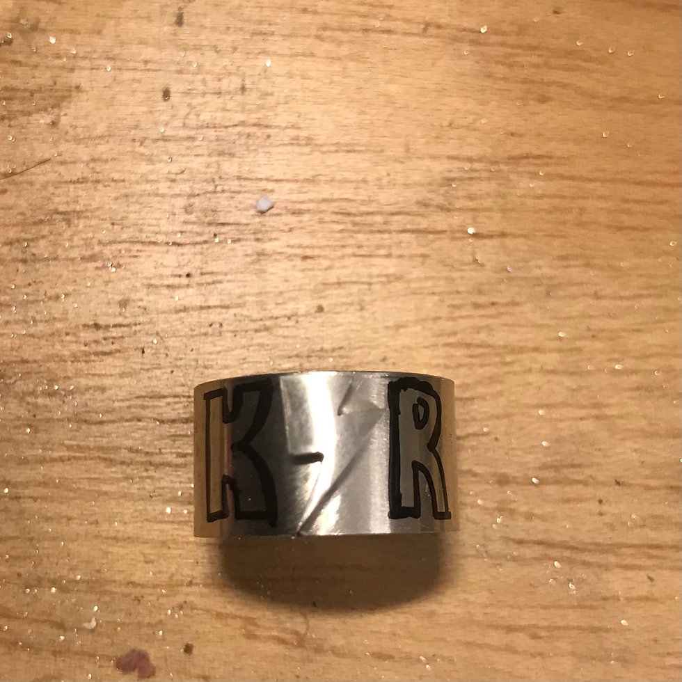 Miniatyrbild: Förlovningsringar med svarta och vita diamanter.