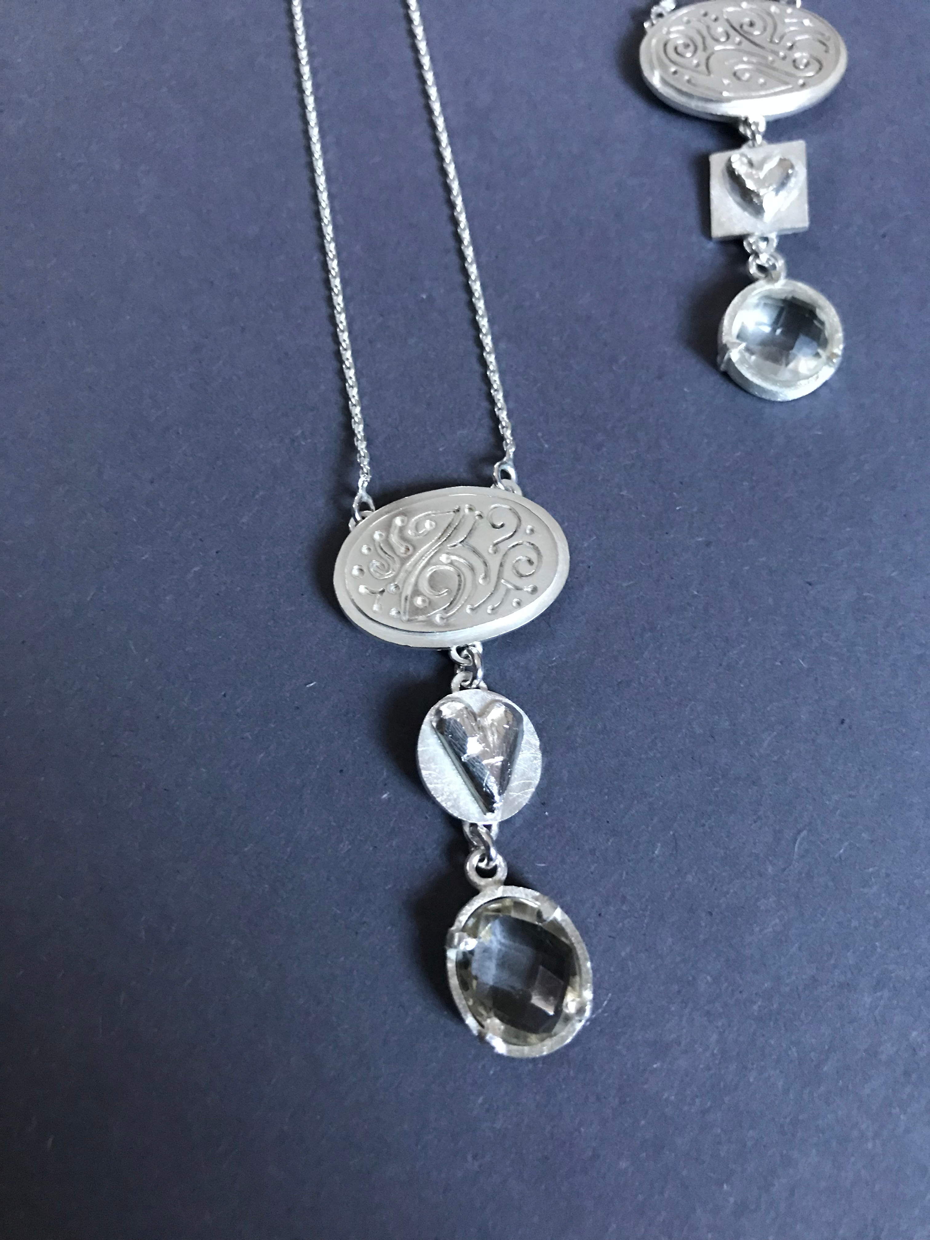 Love is love. Halsband med bergskristall