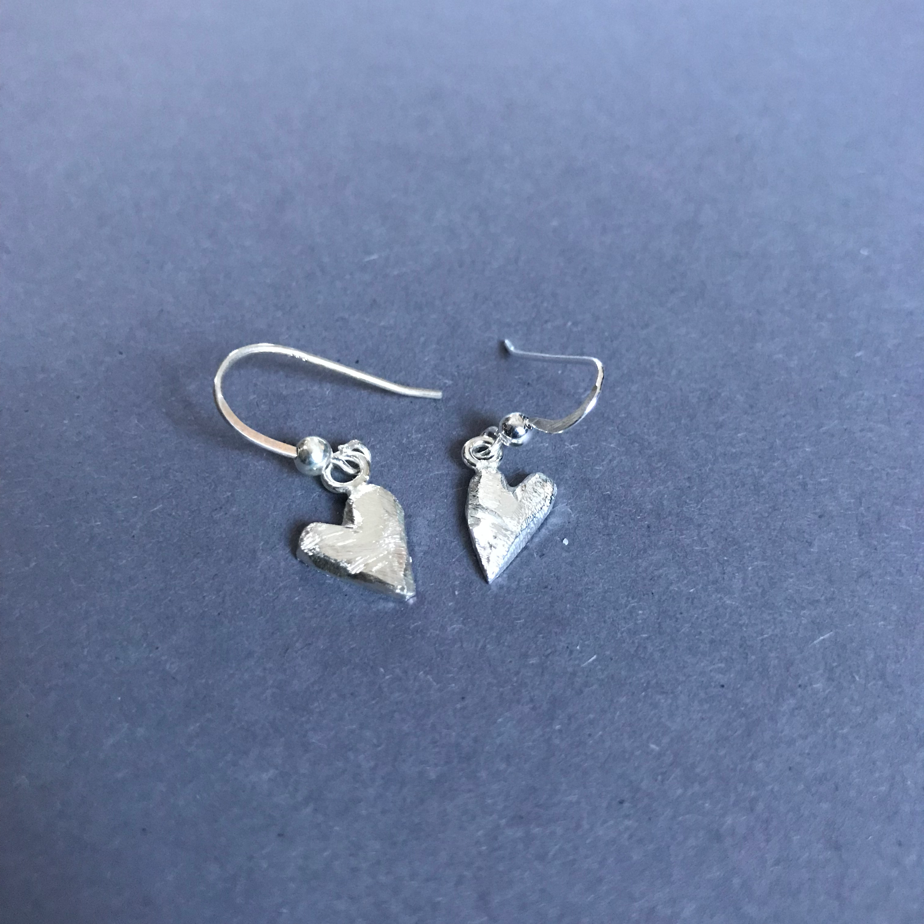 Love is love. Örhängen med krok.