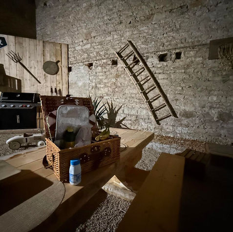 Au cœur de La Petite Longère, le réveil se fait tout en douceur. Votre petit déjeuner, copieux et gourmand, est déposé en toute discrétion dans la grange pour préserver votre intimité. Il ne vous reste plus qu’à le retirer et à le savourer tranquillement en duo, dès le matin