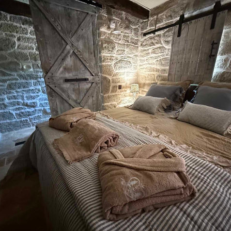 Douceur, ambiance tamisée et charme d'antan sont au rendez-vous dans votre suite-chambre La Petite Longère