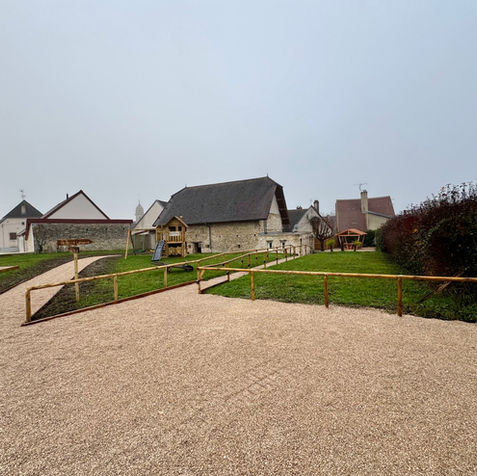 Lors de votre arrivée, vous emprunterez ce chemin d'accès gravillonné donnant accès au parking et permettant la traversée parking - Gîte La Petite Longère.