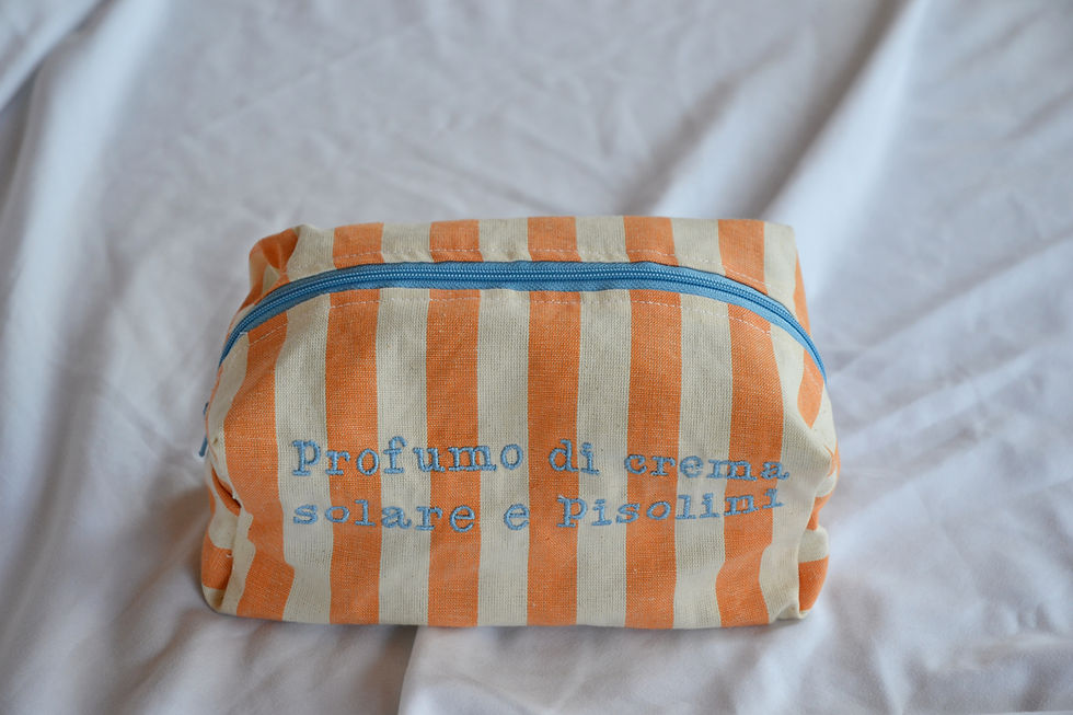 Miniatura: pochette con fondo "profumo di crema solare e pisolini"